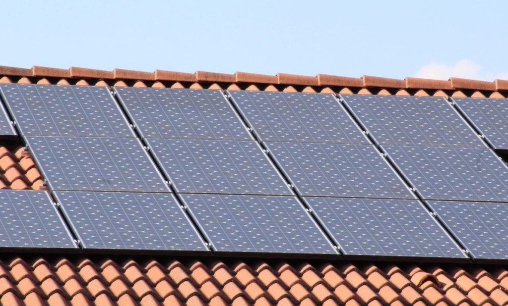 Lomug placas solares comunidades vecinos 1024x618 - Placas solares en las comunidades de vecinos