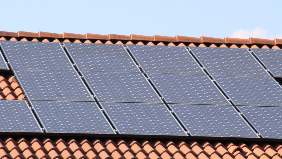 Lomug placas solares comunidades vecinos 1140x642 - Placas solares en las comunidades de vecinos