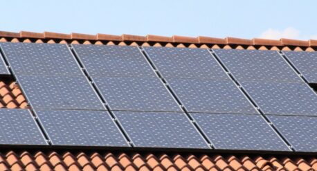 Lomug placas solares comunidades vecinos 458x247 - Placas solares en las comunidades de vecinos