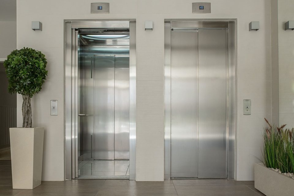 Lomug ascensores comunidad propietarios 960x642 - Instalación de ascensores en las comunidades