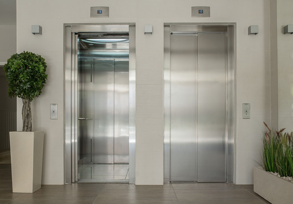 Lomug ascensores comunidad propietarios - Instalación de ascensores en las comunidades